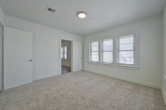 Building Photo - 2209 N Bath Ave