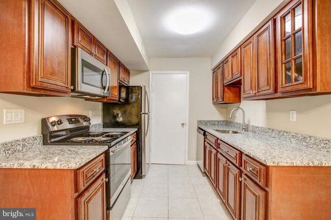 Building Photo - 6 Normandy Square Ct