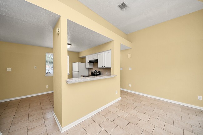 Building Photo - 2614 Village Cir Dr