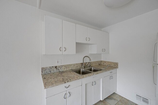 Building Photo - Charming 1BR Apartment in Denver