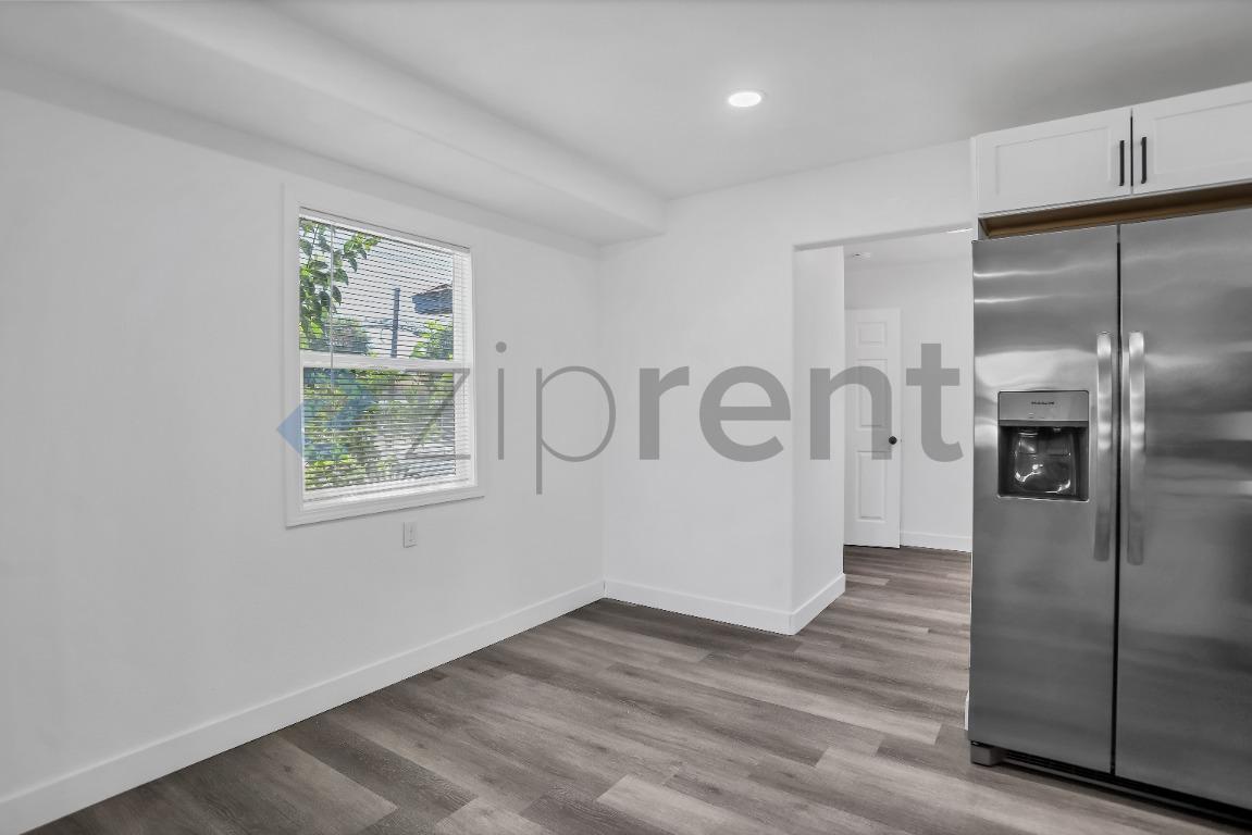 Building Photo - Unit
