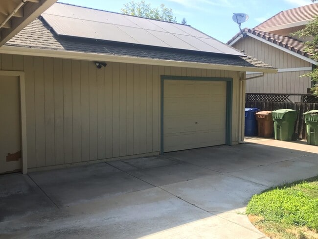 Building Photo - Great Single Story with Solar!