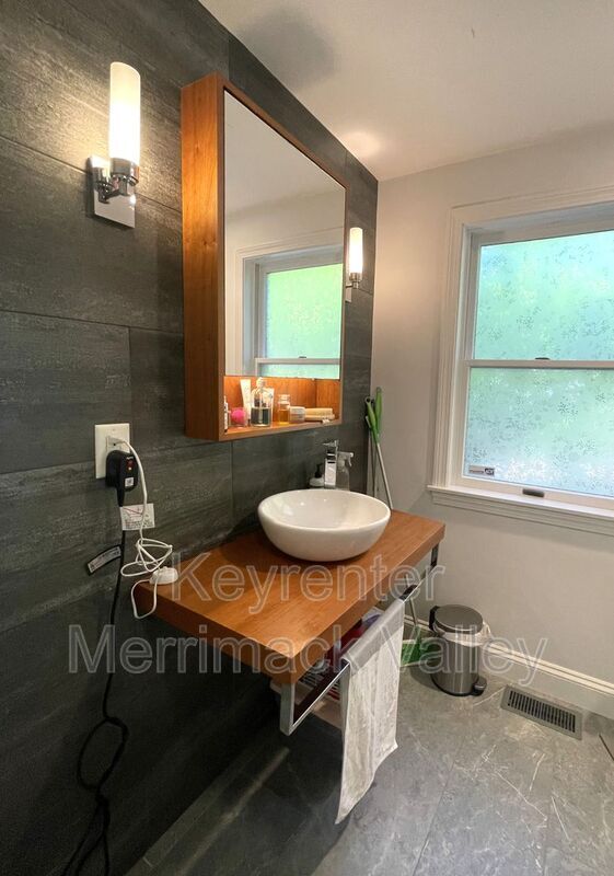 Building Photo - 44 River St