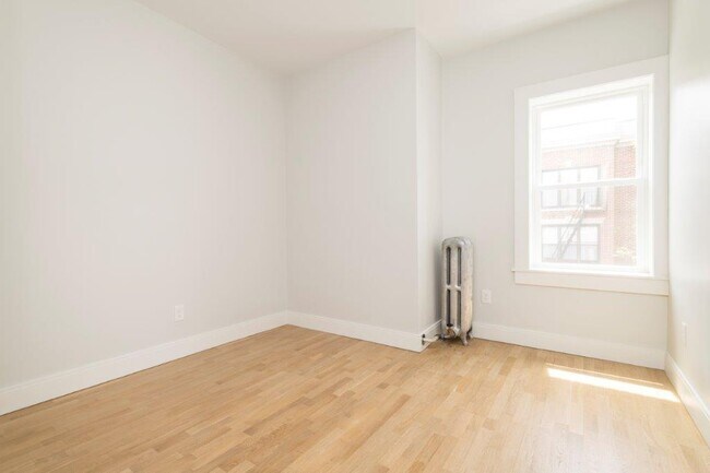 Building Photo - 184 Chiswick Rd