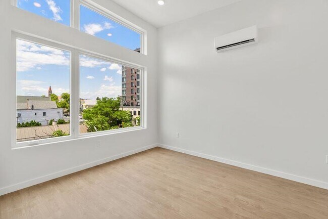 Building Photo - 952 Broadway