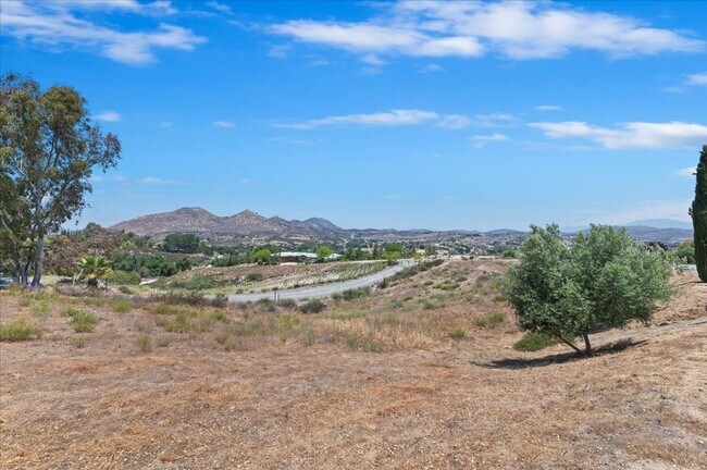 Building Photo - **Spacious 2-Bedroom Home In The Heart Of Wine Country**