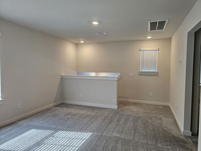 Building Photo - 645 Birdie Dr