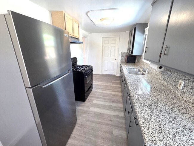 Building Photo - Updated 2 Bedroom 1 Bath Home
