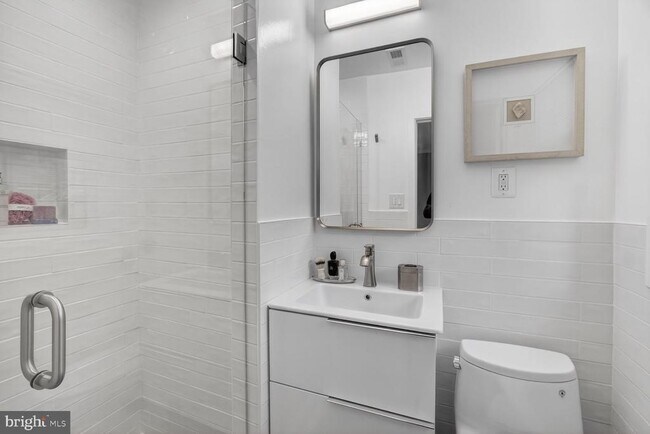 Building Photo - 3305 W Coquelin Terrace