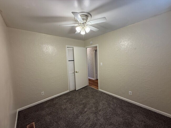 Building Photo - Welcome to this charming 3 bedroom, 2 bath...