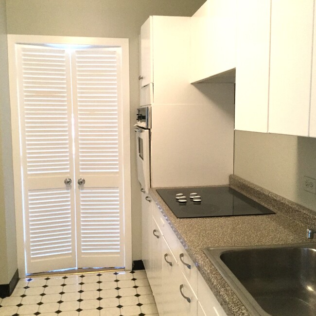 Galley kitchen with new cook top. - 5757 N Sheridan Rd