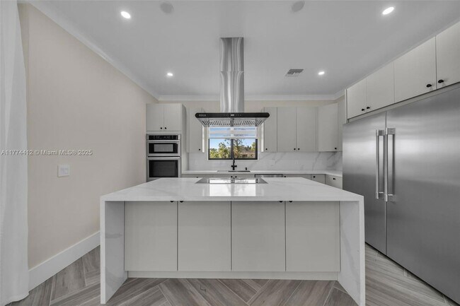 Building Photo - 3600 NE 9th Pl
