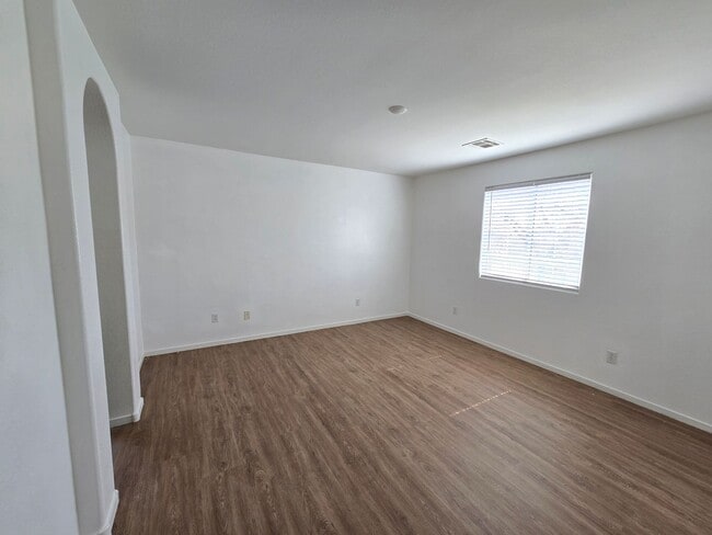 Building Photo - 3 Bedroom Updated Townhouse