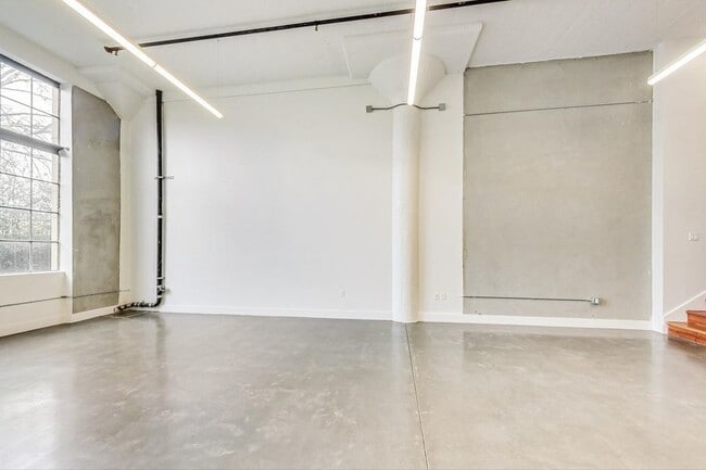 Building Photo - Two level loft with great light and ample ...