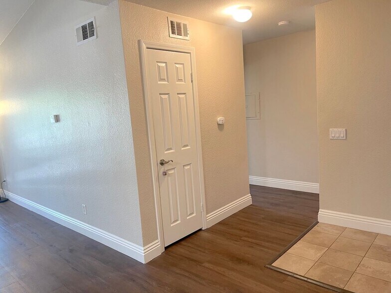 Building Photo - 2400 Del Mar Way