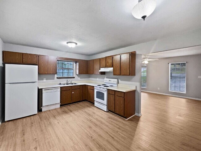 Building Photo - Townhouse Available Immediately in North H...