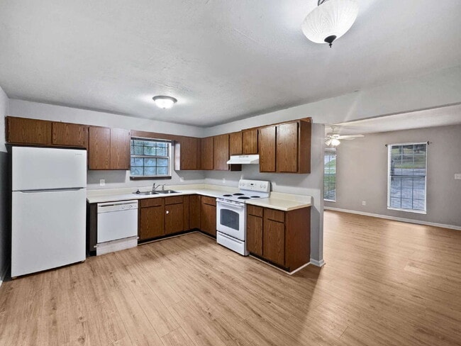 Building Photo - Townhouse Available Immediately in North Hall - Water Included