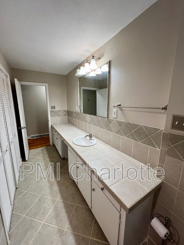 Building Photo - 528 Carolina Ave N