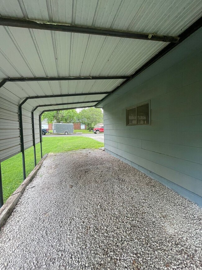 Building Photo - Great Location 3 bedroom 1 bath 1car garage