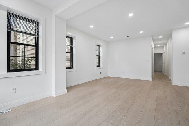 Building Photo - 423 Aurora Ave