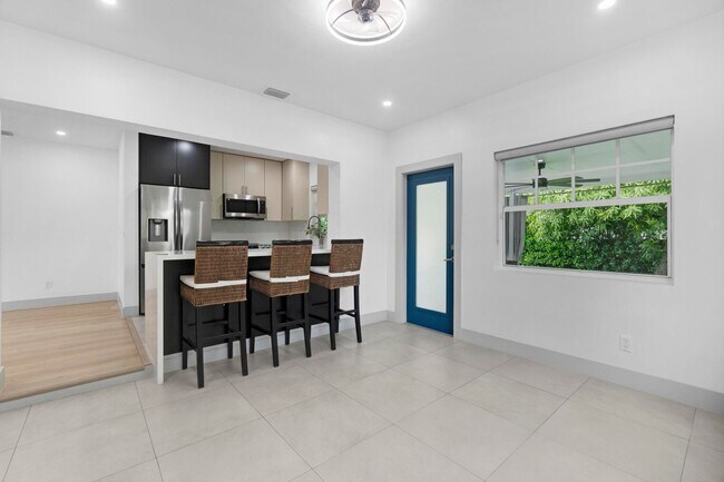 Building Photo - 570 SW 45th Ave