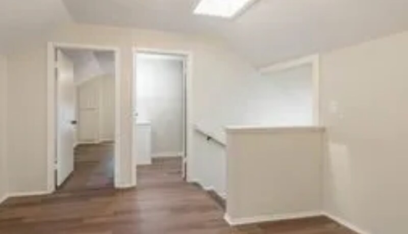 Building Photo - 924 E Houston Ave