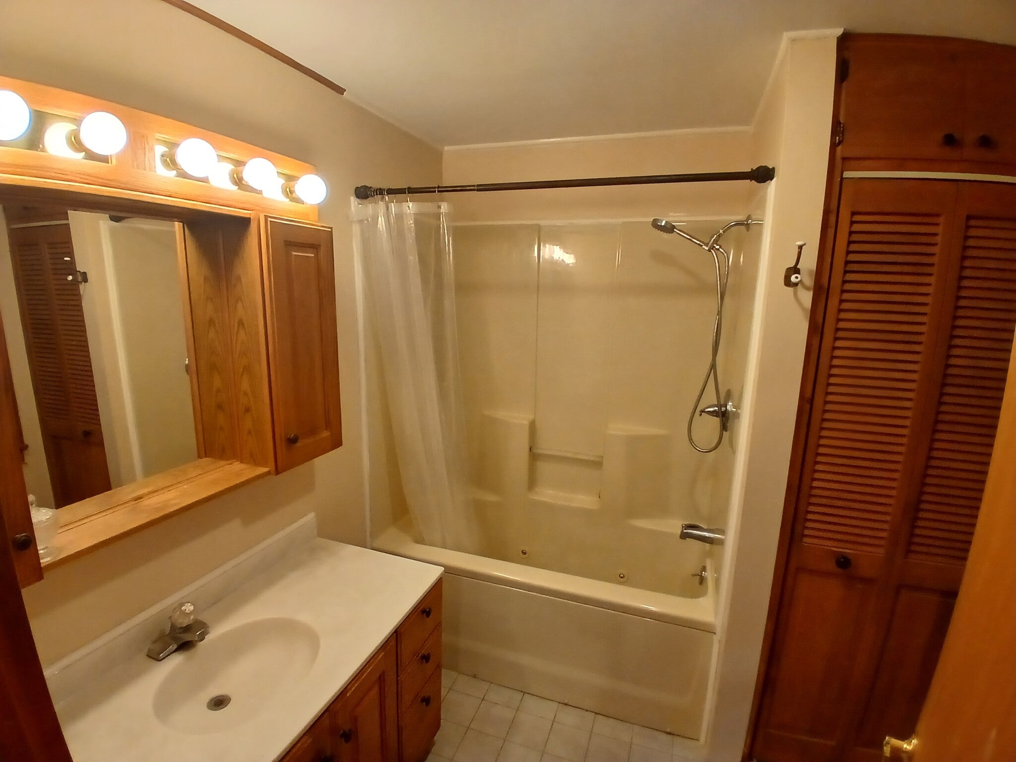 Full bath, recenty refurbished - 115 Delta Dr