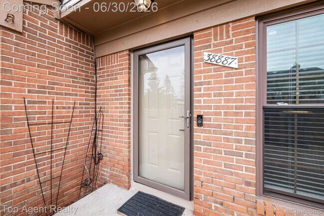 Building Photo - 38887 Country Cir
