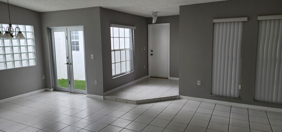 Building Photo - 4725 SW 143rd Ave