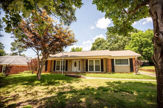 Building Photo - Beautiful home available today!
