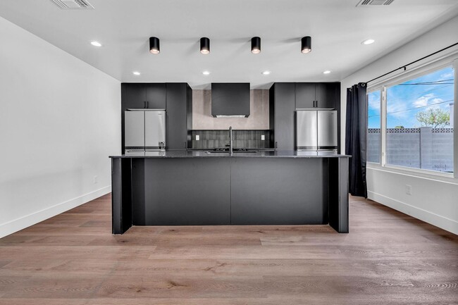Building Photo - 6 Bedroom/4 Bath - Fully Remodeled