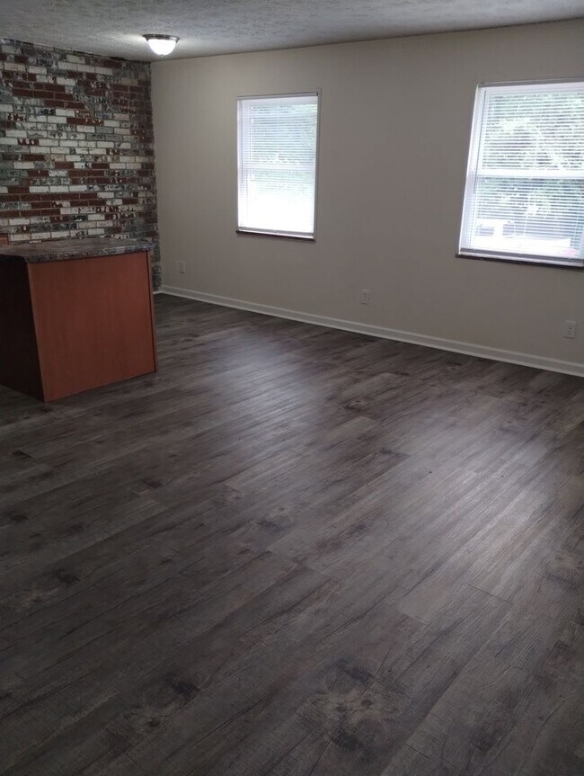 Building Photo - Live in Comfort at Evergreen Apartments in...