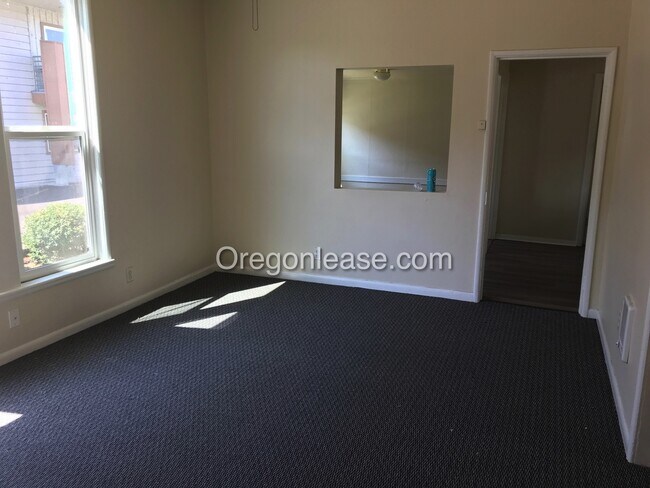 Building Photo - 4 bedroom home near campus available 8.14.2026