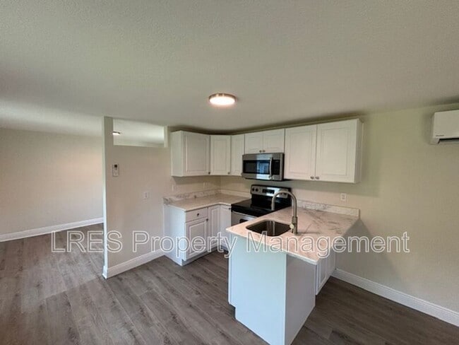 Building Photo - 710 1/2 Cypress Ave