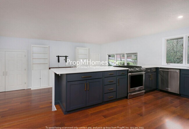 Building Photo - Updated Three Bedroom Gem in Lake Oswego!