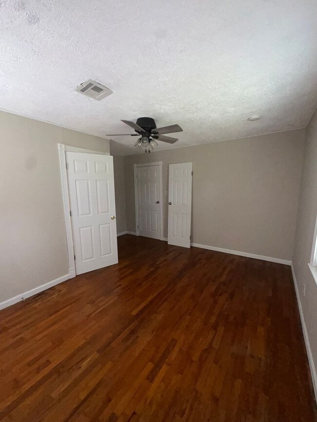 Building Photo - Charming Bungalow with space to move