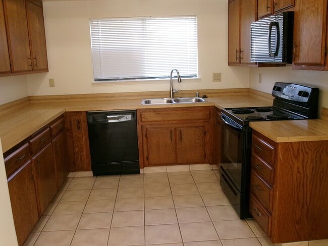 Building Photo - LAURELGLEN ! Application Pending