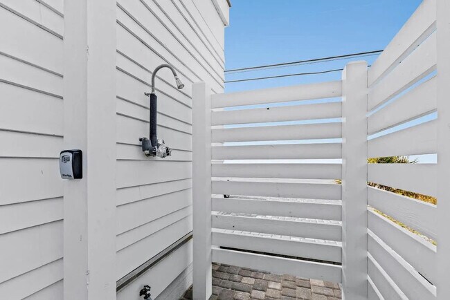 Building Photo - 14324 Front Beach Rd