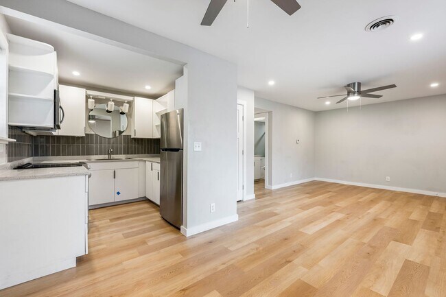 Building Photo - 811 N Pleasant St