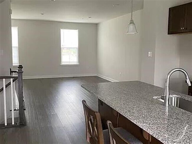 Building Photo - Downingtown suit home