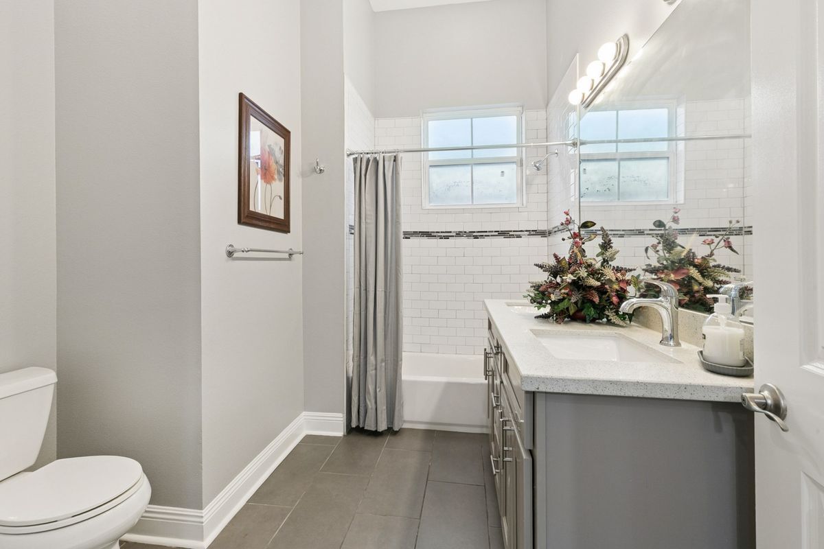 Building Photo - 2133 Dumaine St