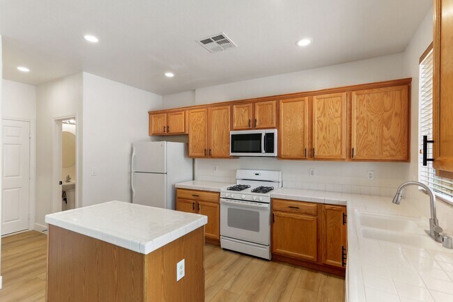 Building Photo - 5870 Lustrous Ct