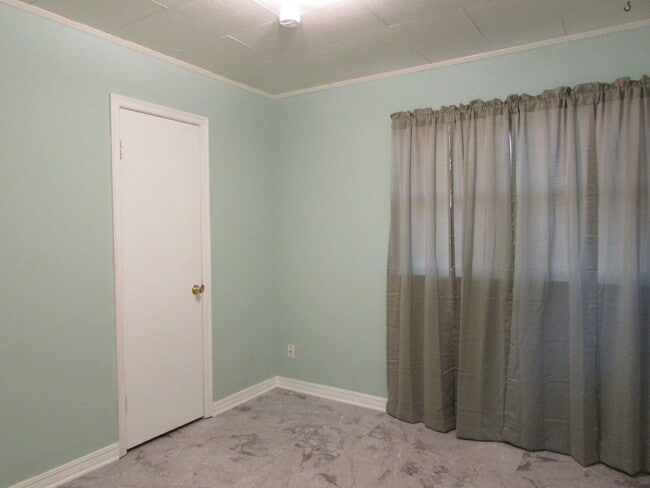 Building Photo - $900 3 Bedroom/1 Bath Spacious Home, Locat...