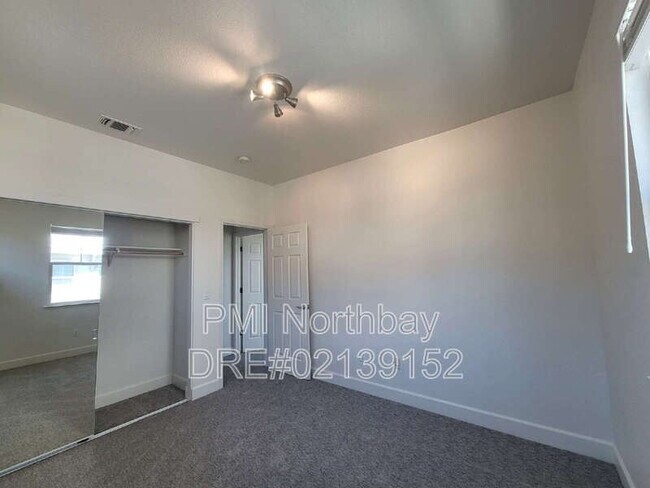 Building Photo - 481 Lexington Dr