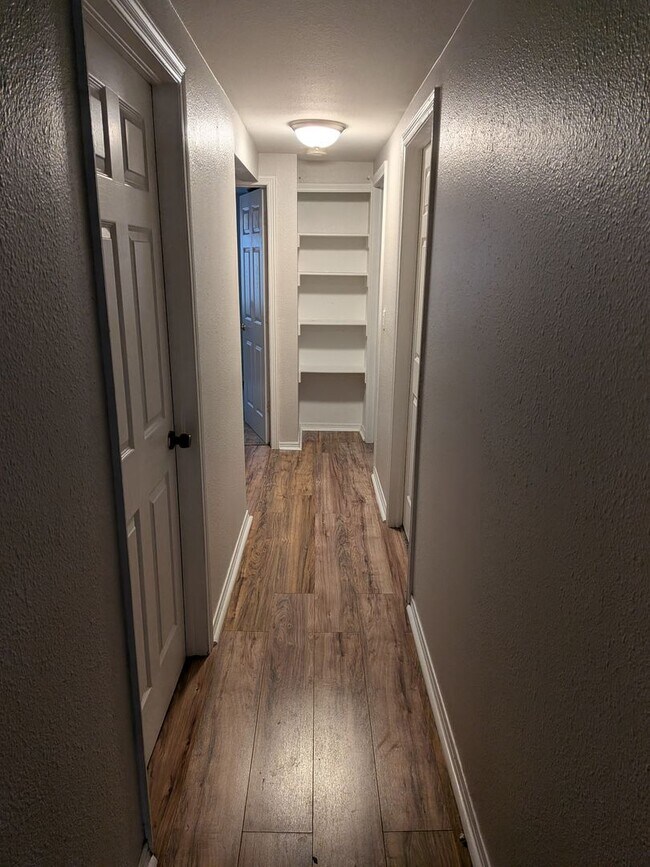 Building Photo - 3 Bedroom 1 Bathroom Apartment in Golden! $500 Move in Special!