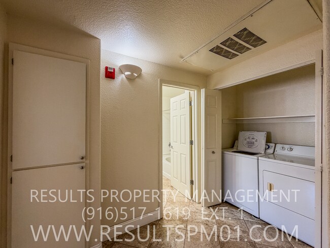 Building Photo - Spacious One Bedroom located in the Villas at Diamond Creek