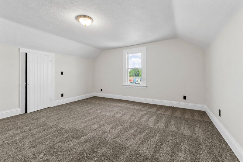 Building Photo - 126 E Zupan St