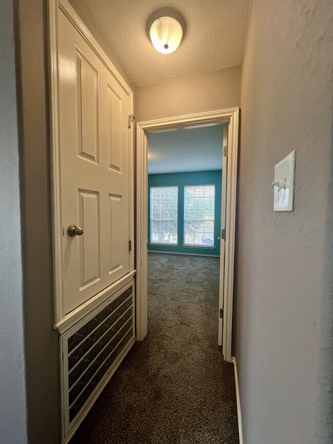 Building Photo - 9411 Rainbow Creek