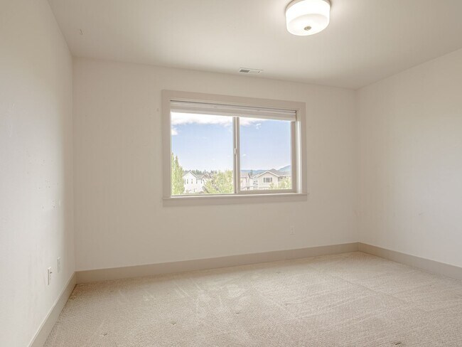 Building Photo - Stunning Ten Trails Home for Rent! 5 bedro...