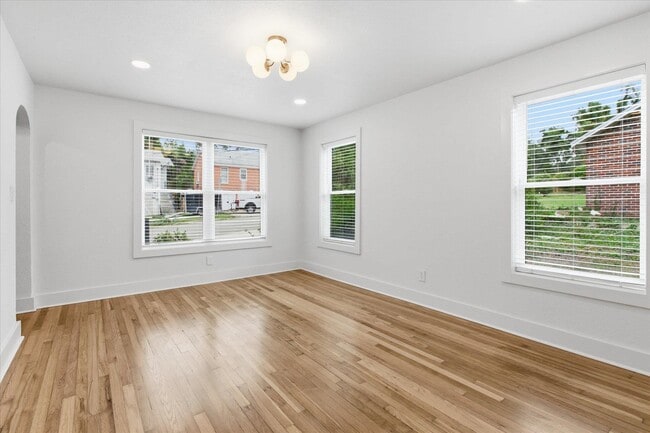 Building Photo - 421 E Jennings St